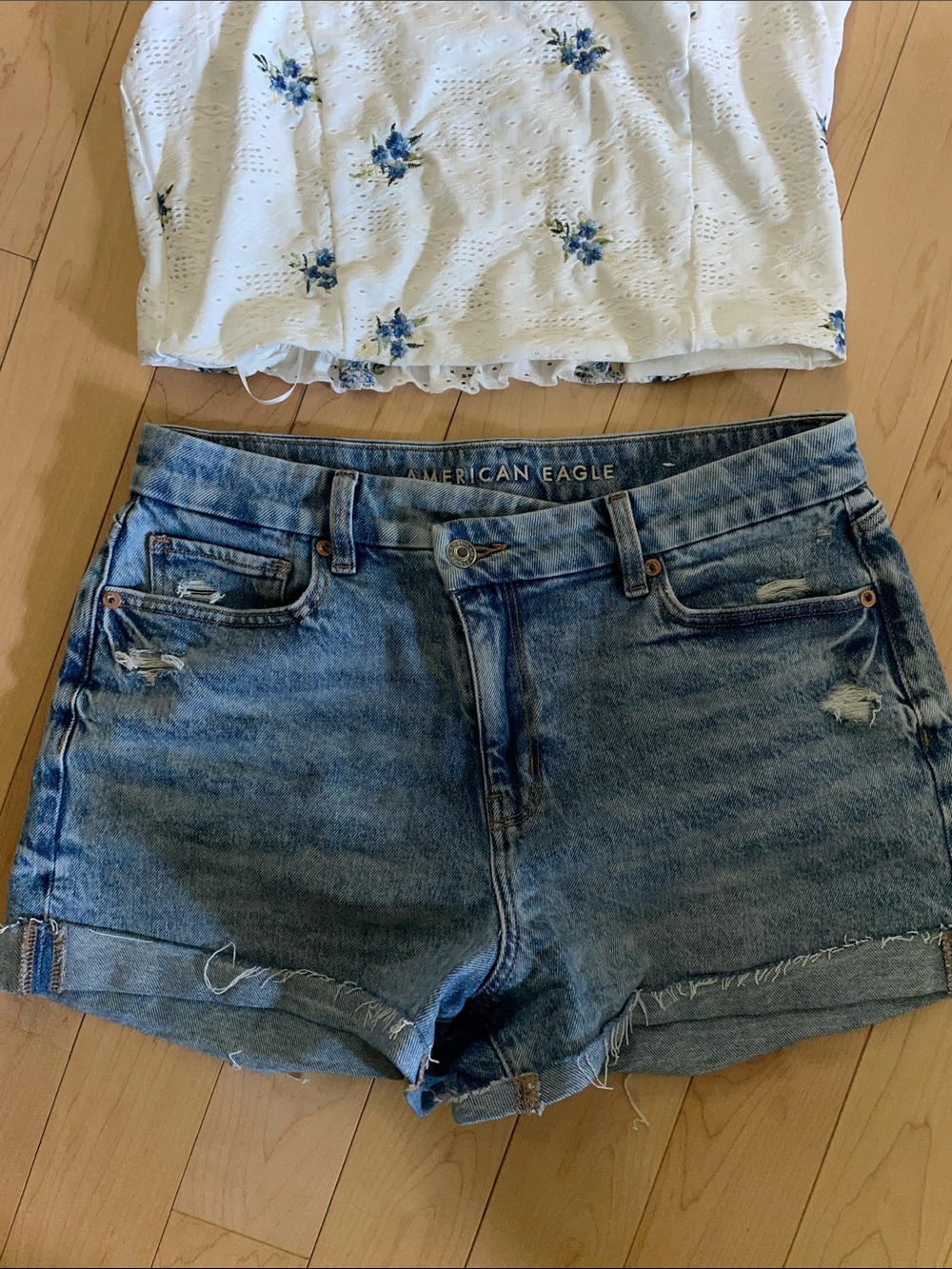 American Eagle curvy mom shorts 10 White Floral Eyelet Cropped Top with Ruffle - Picture 2 of 8